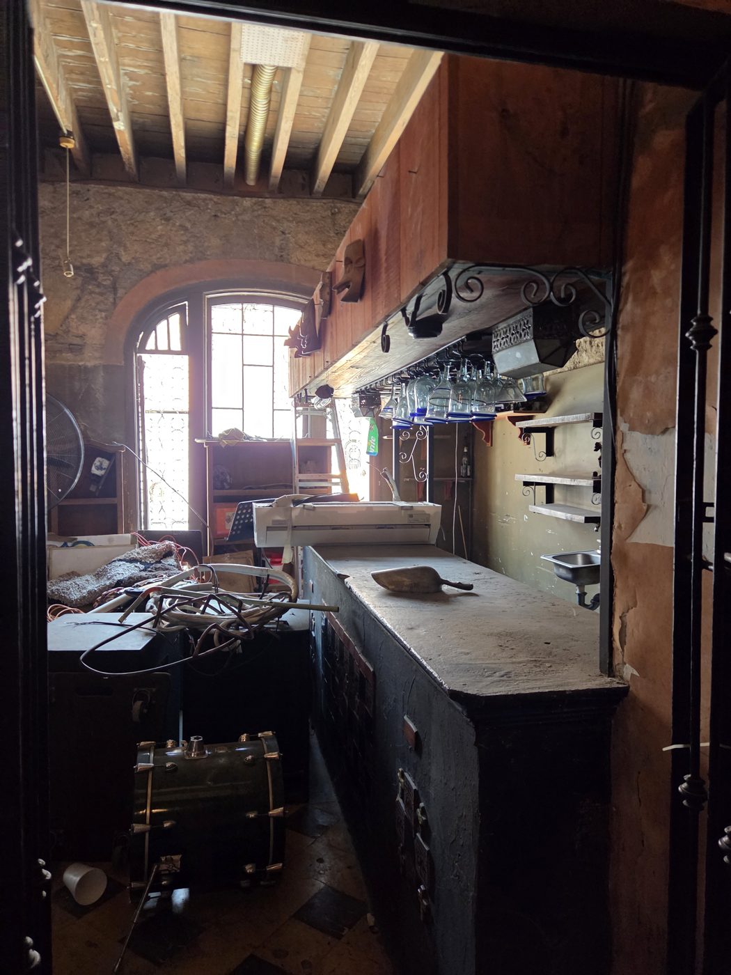 Barra interior con ventanal