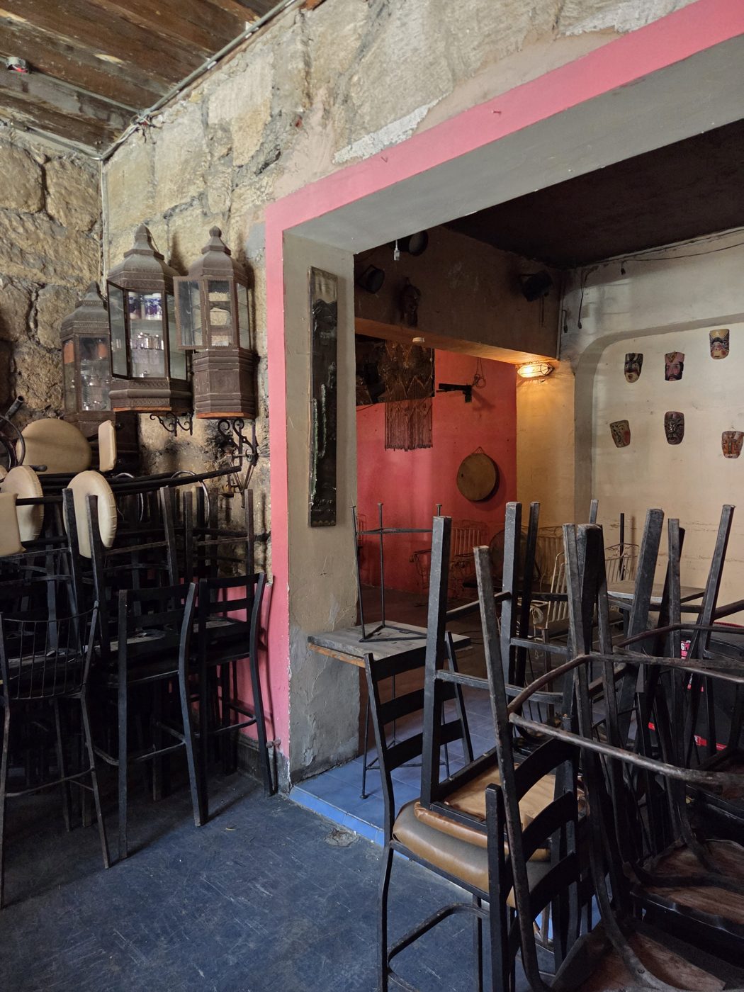 Muros de cantera y arco interior