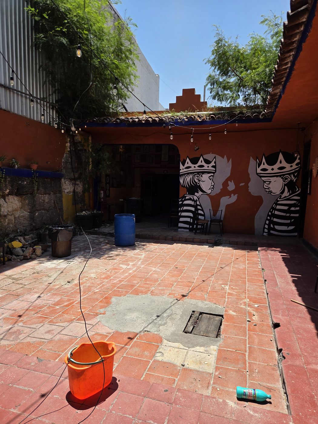 Patio central con mural