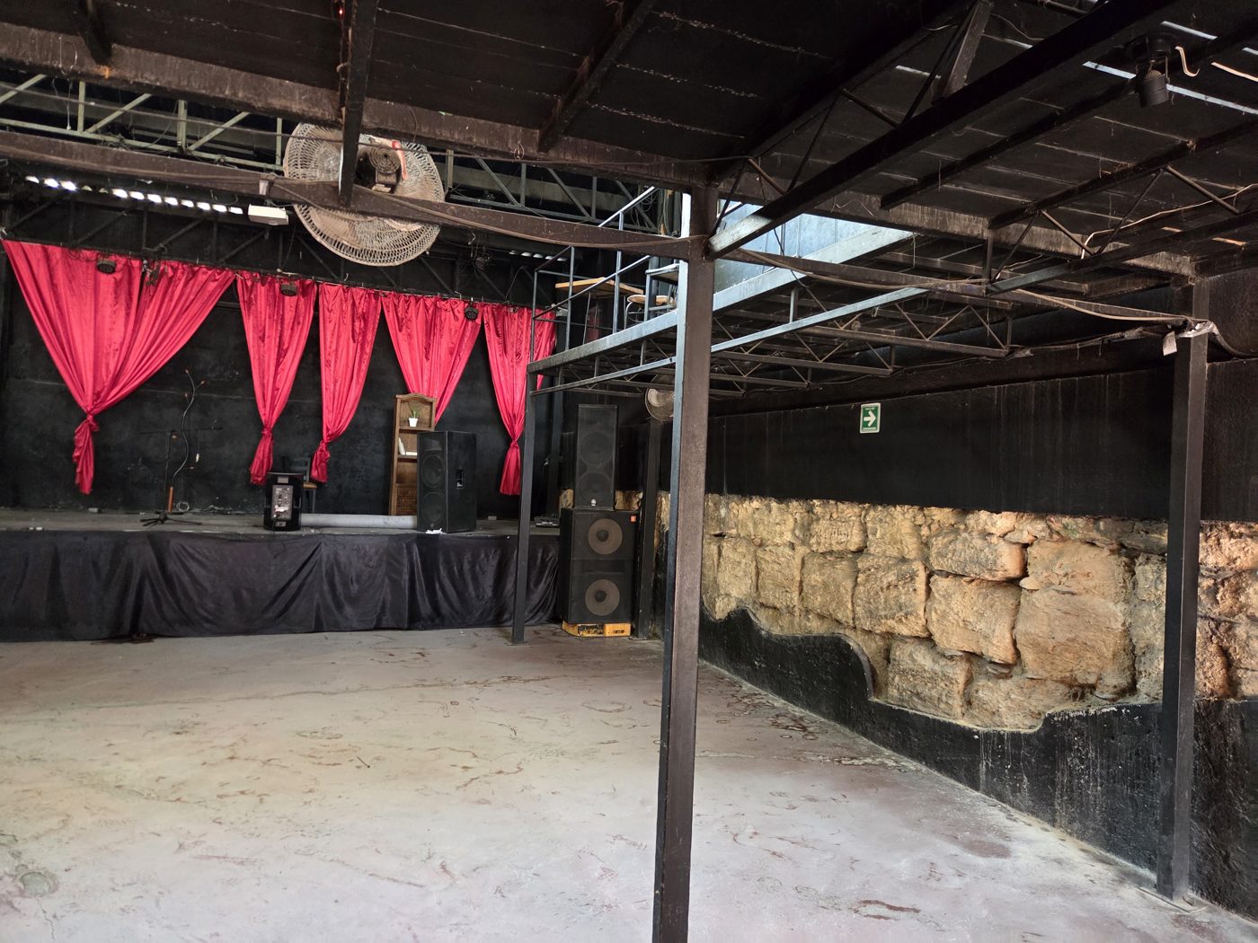 Salón principal con escenario y mezzanine