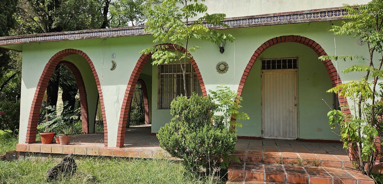 Casa con portal de arcos de ladrillo
