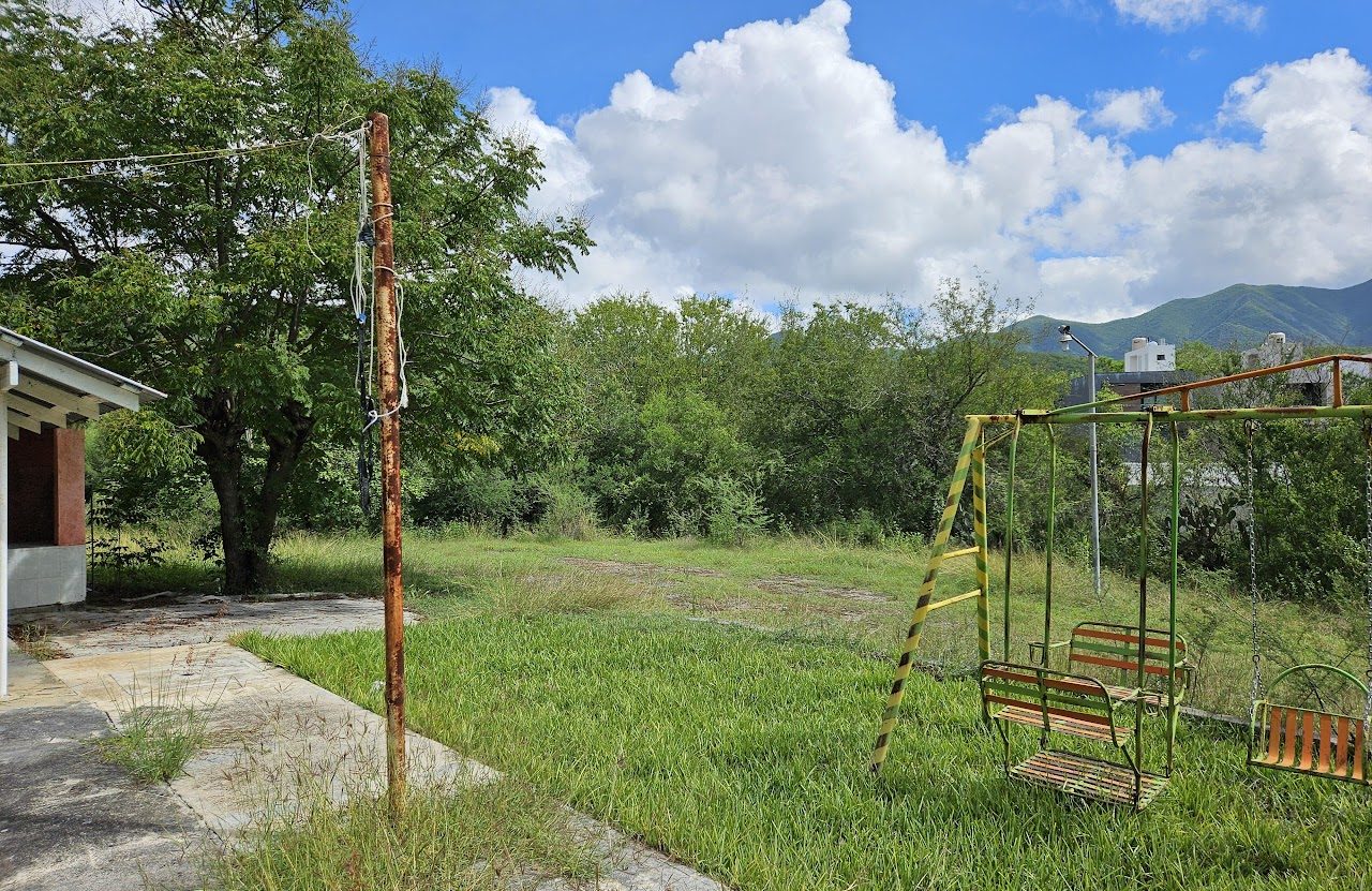 Área de juegos con vista al cerro